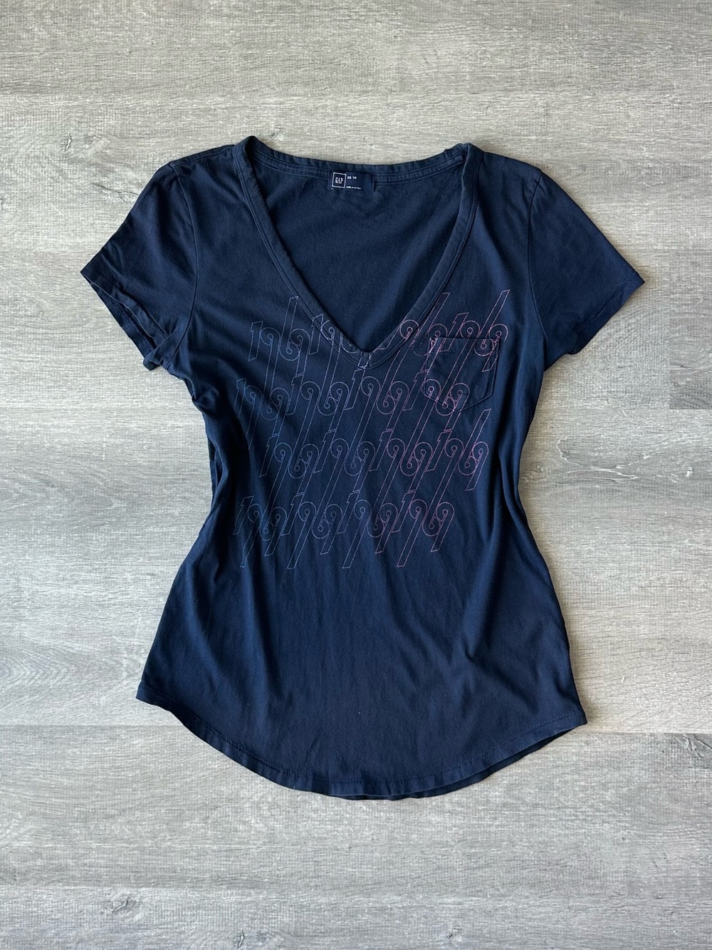 Y2K Gap Women's Navy V-Neck Graphic Baby Tee